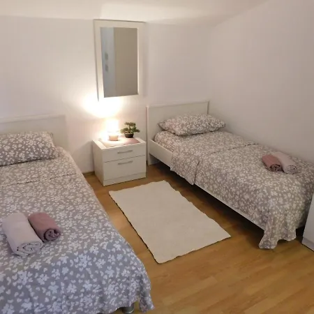 Daire Grubelic: 2 Bedroom Apartment, Free Parking Tribalj